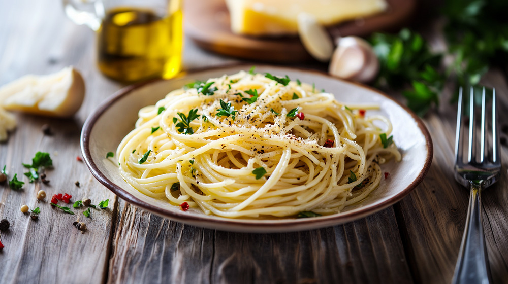 Een prachtig opgemaakt bord Spaghetti Aglio e Olio met gebakken knoflook, gedroogde rode pepervlokken en verse peterselie, besprenkeld met extra vierge olijfolie, geserveerd op een rustiek bord met warme, natuurlijke belichting